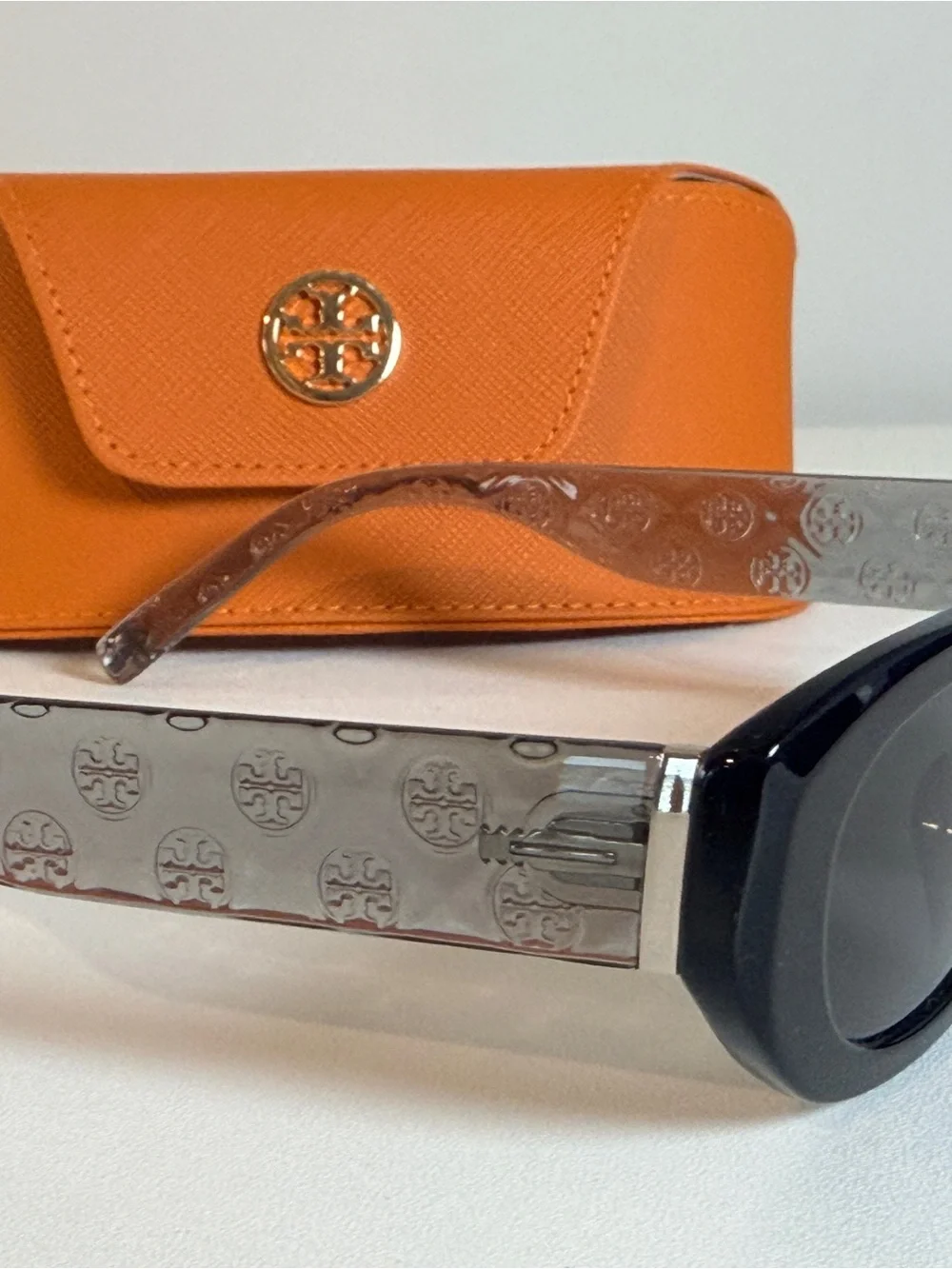 Tory Burch-New  black rectangle, sunglasses logo, temples, black frame gray logo